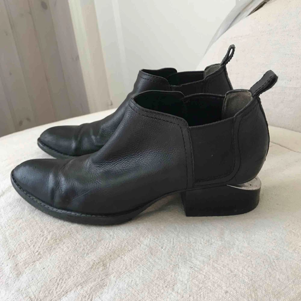 Alexander Wang ankelboots med silverdetalj i klacken. Nypris ca 3500. I använt skick. Frakt tillkommer ✨. Skor.