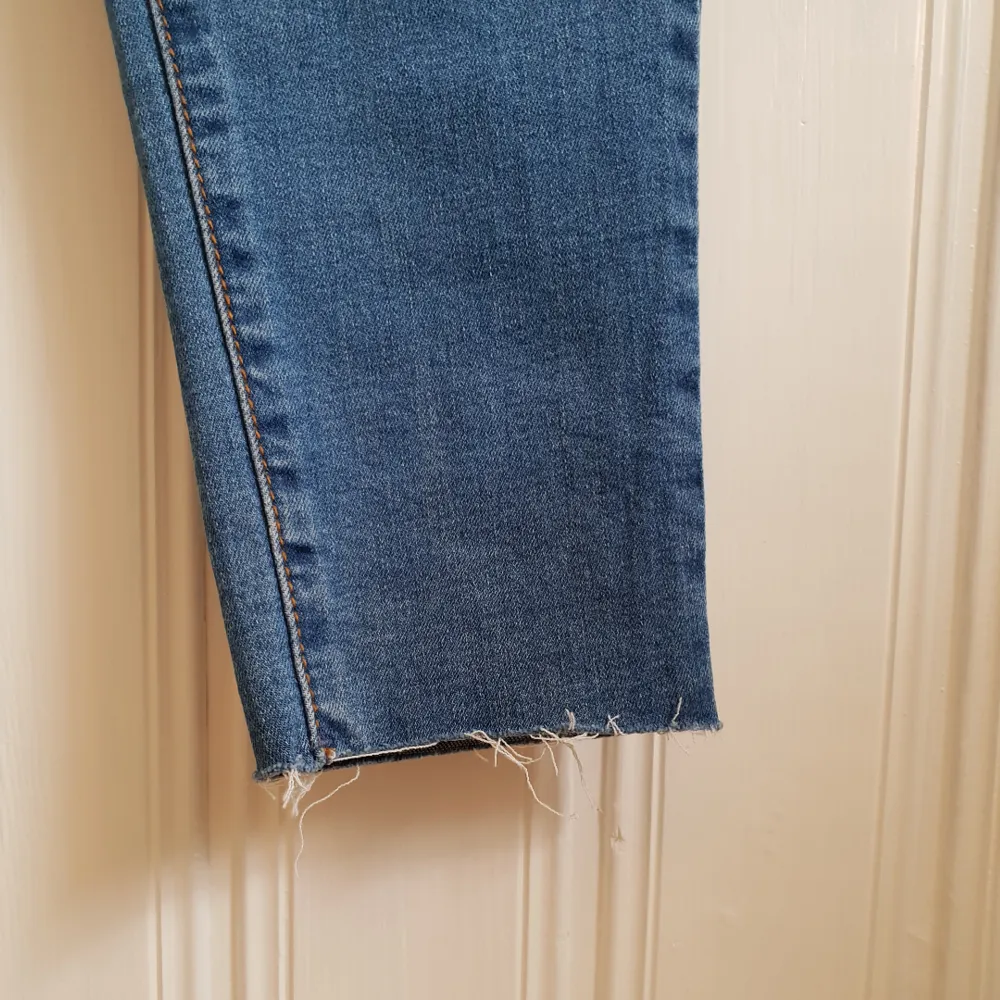 Jättefina jeans med broderier och lite slitage längst ner har nu blivit för små för mig. Står 38 i men är mer som 36. Använda högst 1 gång! 60kr+frakt. Jeans & Byxor.