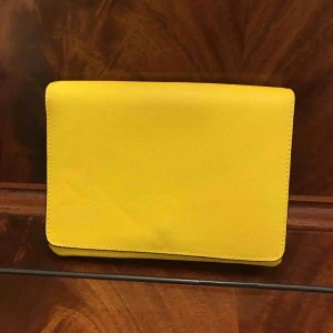  - Gul fin kuvert väska från h&m använd en gång så prima skick 👌🏻