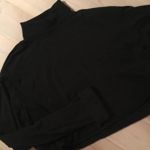  - avklippt svart/mörkblå polotröja. står xxl men passar de flesta som oversized. 50+36kr frakt 💌