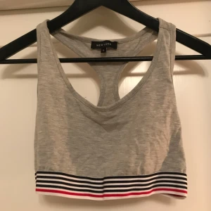  - Kort liten top, som ny.  *Frakt ingår i priset👍🏼*