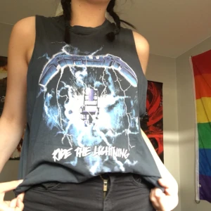  - Metallica tröja! Frakt tillkommer , Strl S men passar även M beroende hur man vill den ska sitta ❤️