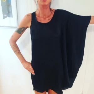  - Underbar svart klänning i lyxigt material och underbar skärning 