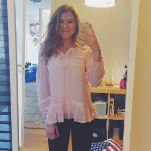  - Blus från Odd molly som inte kommit till användning så ofta. Är lite genomskinlig vid magen så skulle rekommendera att ha ett linne under, men det funkar utan också ;)