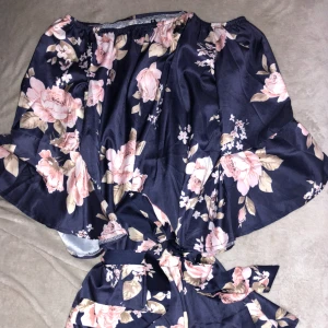  - Off-shoulder klänning i blommigt mönster. Liten i storlek och använd endast 1 gång.