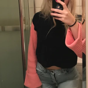  - En tjocktröja från Carin Wester, storlek xs men skulle även passa större storlekar S och eventuellt M. Använd en gång. Köparen står för frakt. 72 kronor.