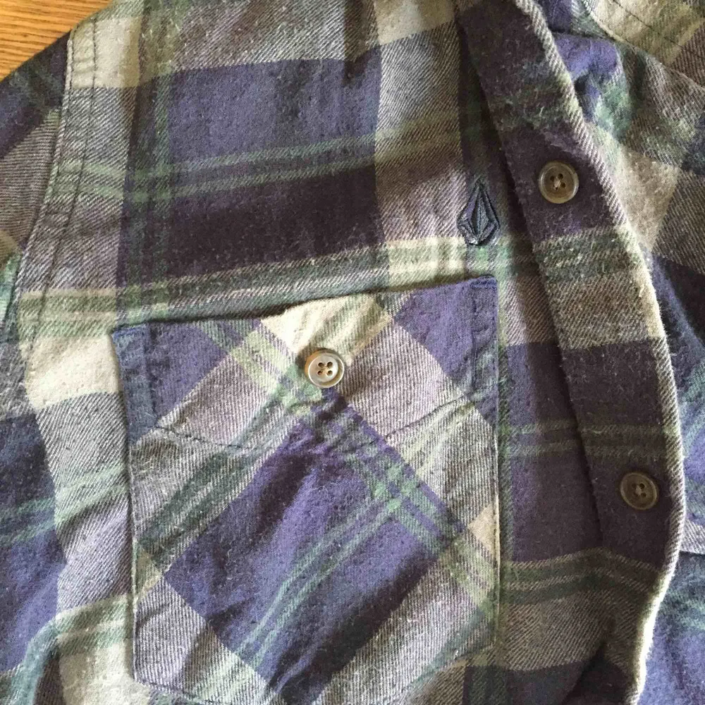 Flannelskjorta i snygga färger från Volcom.. Skjortor.