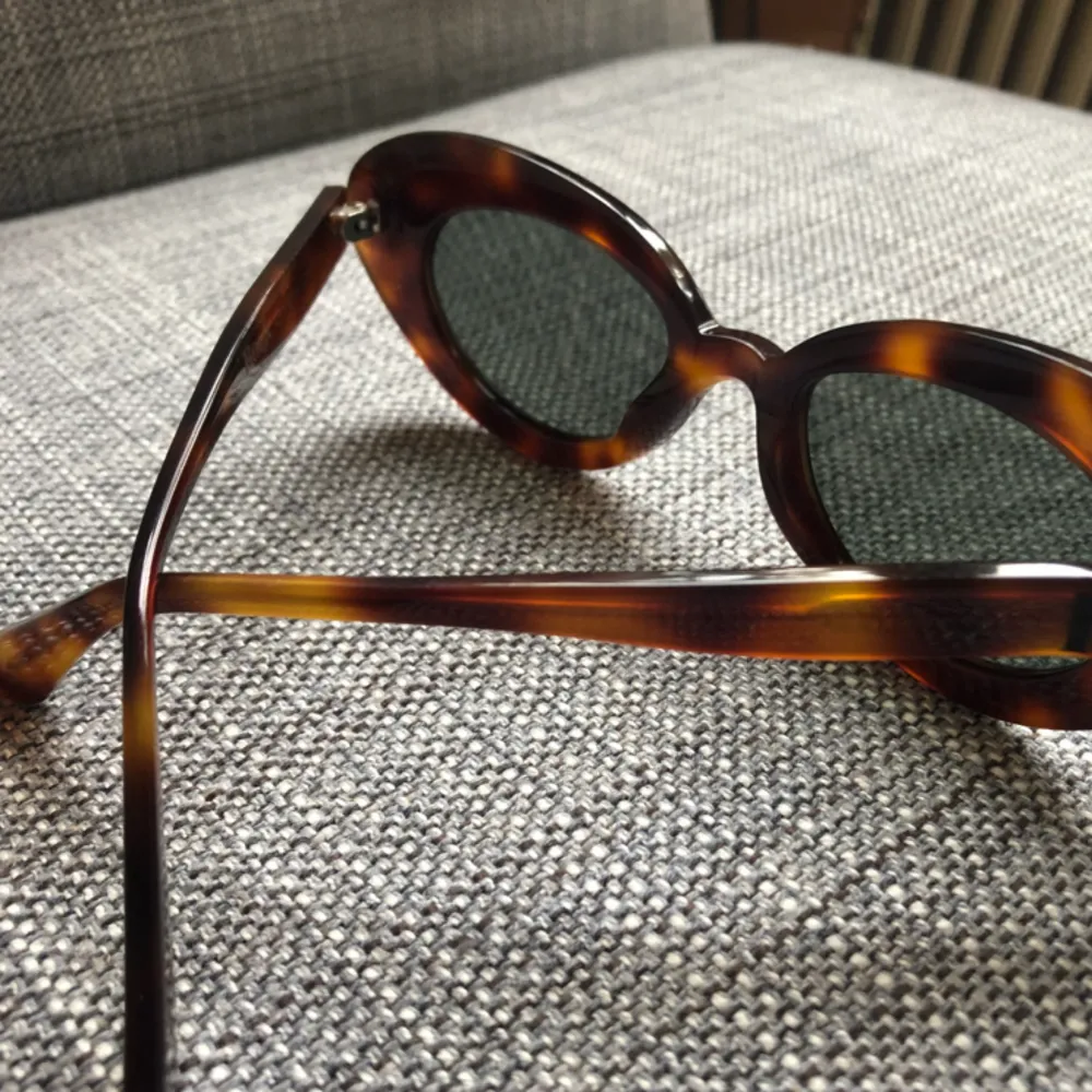 Fantastiskt fina solglasögon från franska varumärket Rouje. Brunmelerade bågar och mörkgrönt/gråaktigt glas. Ger 100% skydd mot stark sol utan att helt täcka ögonen. Inköpta i början av sommaren för 1400kr. Mycket gott skick! . Accessoarer.