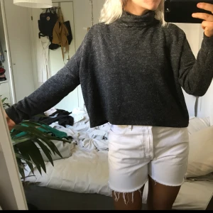  - Snygg cropped polotröja från bikbok i storlek M. I fint skick 