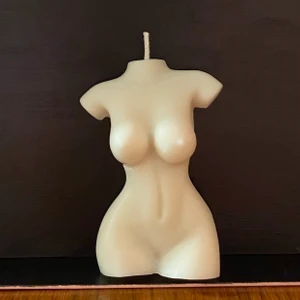 Kroppsljus - Hemmagjorda Ljus i form av en kvinnokropp, jätte fin detalj att inreda sitt rum med. Finns även ljus som bara är överkroppen. Helkroppsljusen är 10 cm höga och halvkroppsljusen ungefär 5 cm