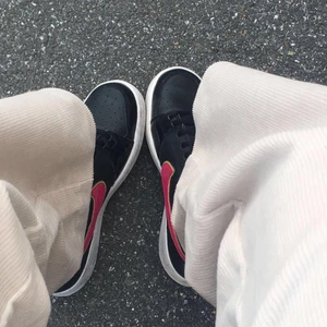 Vintage Nike sneakers🤎🦋🤝 - Säljer vidare dessa vintage Nike skor som är köpta här på Plick men kommer inte längre till användning🤎de är i storlek 38 och är sjukt coola till lite större byxor!