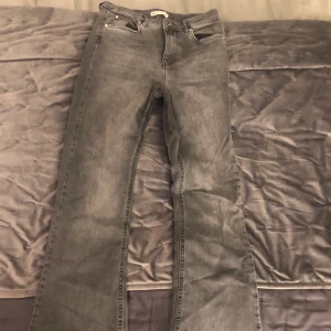 Jeans  - Grå jense från Gina, nyskick 
