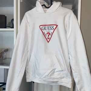 Guess huvtröja - Inte äkta. Helt ny. Storlek M/L