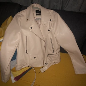 M-L - Säljer jacka i helt ny skick, priset kan diskuteras vid snabb affär