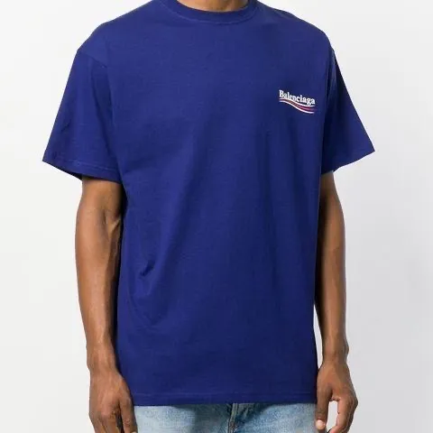 Säljer nu en fet oanvänd Balenciaga T-Shirt som är AAA-Kopia, riktigt najs! Den är S/M med en schysst blå touch!      Kan skickas över hela Sverige ( Du står för frakten). T-shirts.