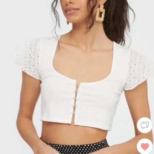 NLY trend topp - En jättefin topp från NLY trend som tyvärr aldrig kommit till användning, alla lappar finns kvar så den är som ny. Nypris 299kr❤️