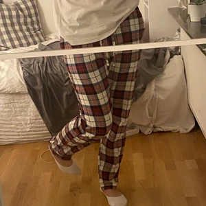 Pyjamasbyxor i flanell  - Pyjamasbyxor i flanellmönster. Jättesköna men lite små runt höfterna på mig som vanligtvis har strl m. Jag är 174cm och dessa går ner till hälarna på mig. Aldrig använda, endast prövade. Från H&M. {högsta bud: 330kr exlusive frakt} 🤍