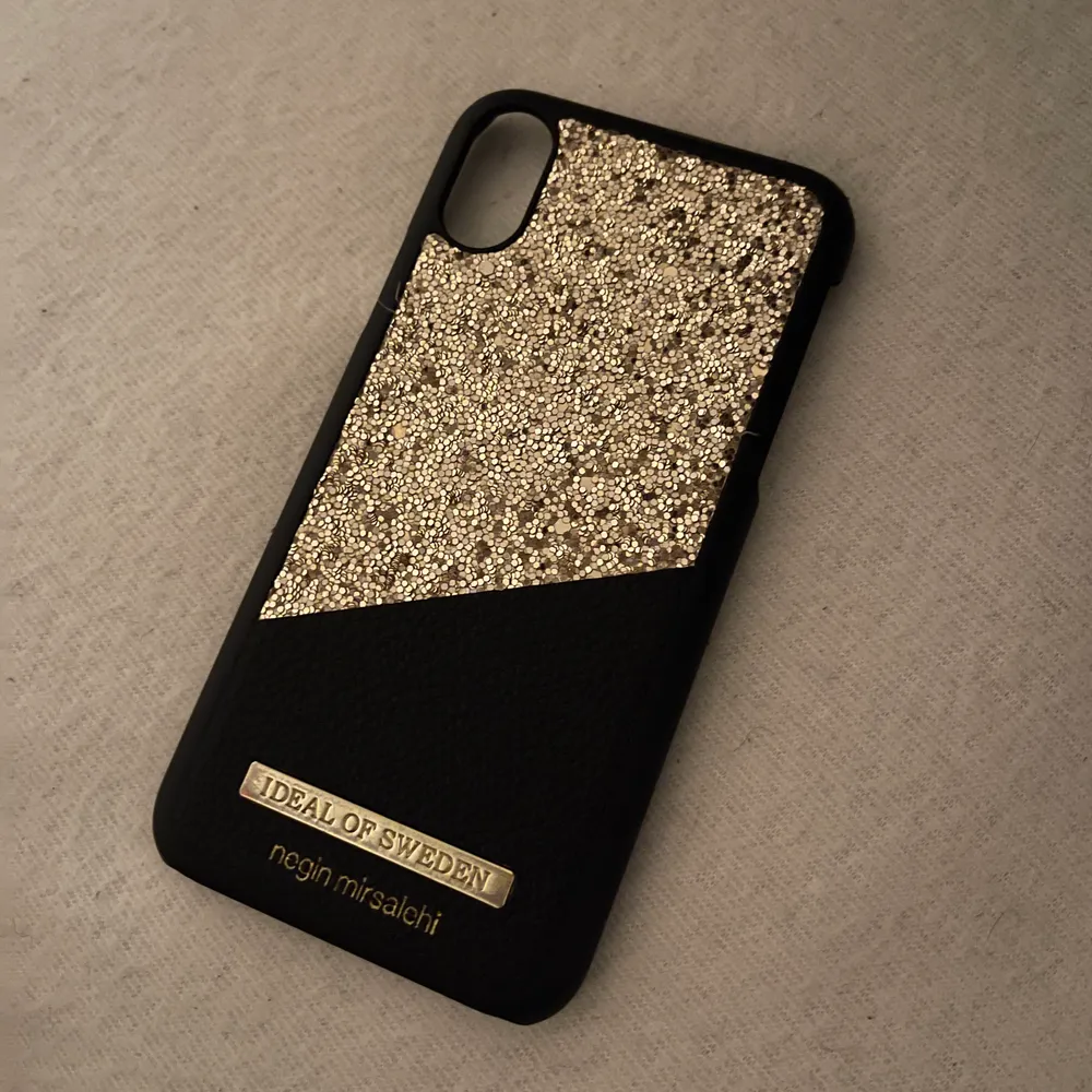 Glittrigt skal till iPhone X/XS✨ . Accessoarer.