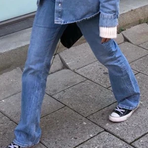 Zara jeans  - Blåa raka jeans från Zara med hög midja. Långa. Bra skick. Skickar spårbart med postnord