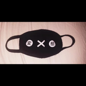 kaomoji munskydd  - Tyg munskydd köpt från KAOMOJI, det står "hentai" på den. Skyddet kan ha filter, masken har en liten ficka på insidan där man stoppar in det. Jag tog ut den nuvarande då jag använde det och sedan tvättade masken. Bikd nr två är ett ex,  enda bilden hag hittade med masken på. Jag har haft denna i 2 år, så trycket på designen är lite suddig men inte så dåligt. 