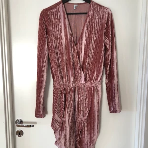 Nelly rosa velour klänning  - The It Velvet dress från Nellys egna märke NLY trend. I ljusrosa färg och i storlek small. Använd 2 gånger. Finns inte att få tag på på nelly.se. 