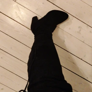 Knähöga klackskor stl36 - Svarta knee-high heels i mocka. Stl 36