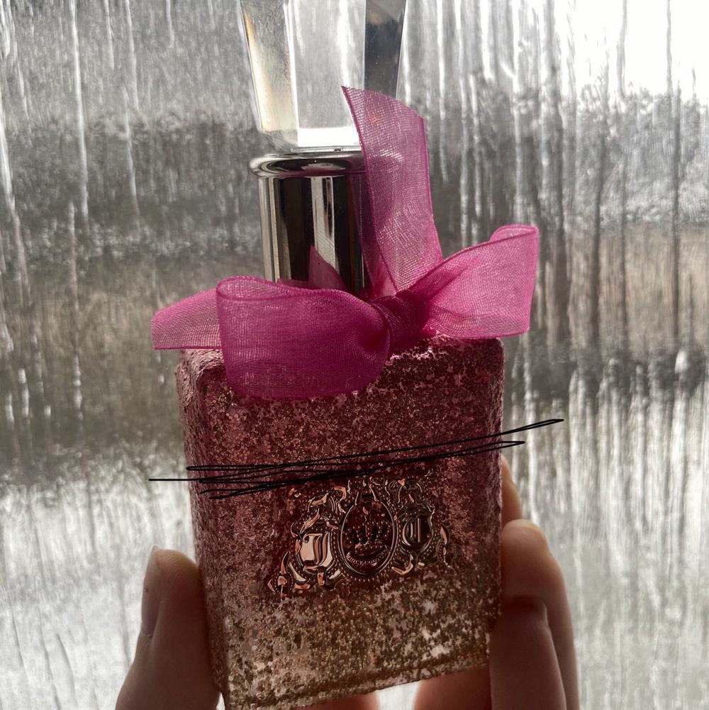 أدب يبشر ثلاث مرات انتبه أومنيوم  Säljer denna parfym från juicy couture | Plick Second Hand