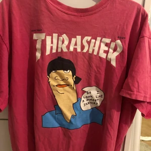 Thrasher tröja - Suuuper fin thrasher tröja, dock ett litet hål i tröjan längst ner på höger kant men det är inget som syns. Storlek: M? fraktpris: ca 63kr