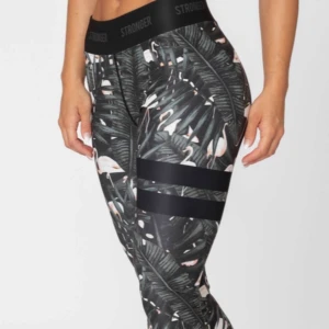 STRONGER TRÄNINGSBYXOR  - Fett unika byxor från stronger, fick ett par nya och dessa används inte längre. Köpta för 699kr från hemsidan! 💛🤙