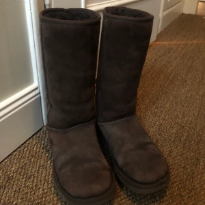 Bruna uggs - Säljer dessa uggs pga jag har köpt ett par nya:) skorna är äkta och är använda men dom är använda sparsamt skorna har inga skador. Jag har storlek 39 i skor och dom är lite för små för mig men dom passar personer som har storleken 37 och 38