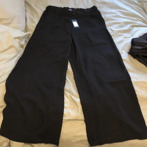 Kostymbyxor från lager 157 strl M - Helt oanvända kostymbyxor från Lager 157 i strl M. Nypris 150kr men lappen kvar. Snygga men inget jag kommer använda. 