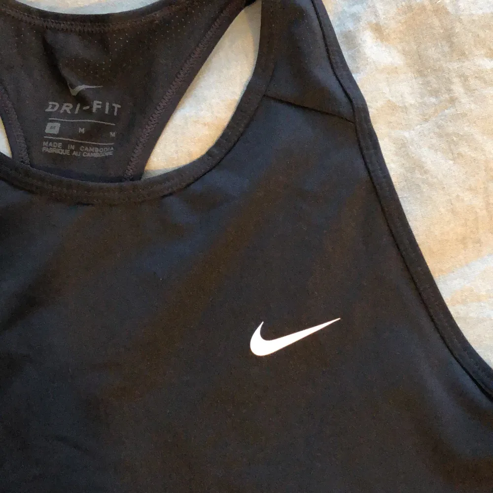Träningströja från Nike strl M. Nyskick, aldrig använt bara testat. Säljes pga att den bara ligger i garderoben. Nypris 199kr. Priset kan sänkas . Toppar.