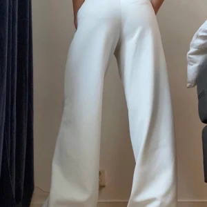 Vida byxor vita - Vita byxor ifrån Gina Tricot i stl 36