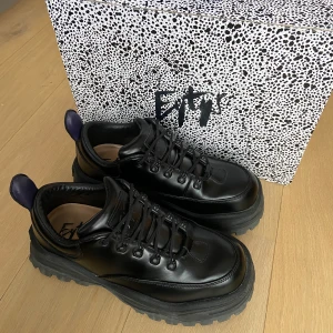 Eytys - Angel leather  - Säljer mina svarta Angels pga tyvärr för stora! Köpta för ett år sedan, använda 5-6 gånger. Bra skick överlag, lätt nötta i innersulan. Möts gärna upp i centrala Sthlm, kan annars skicka om du står för frakt! :) Orginalpris 2800kr.