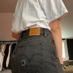 Levi’s jeanskjol - Jag säljer nu min fina jeanskjol från levi’s. Den är kortare i modellen. Perfekt till vardag och fest! 100kr!