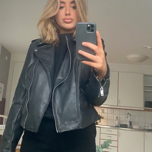 Skinnjacka - Säljer min skinnjacka från Kappahl. Den är fortfarande i bra skick, valde en större storlek då jag ville att den skulle sitta lite oversized. 