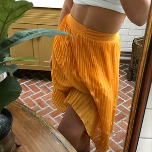 Somrig kjol - En av de somrigaste kjolarna jag sett, klargul färg med plisserat material från NAKD. Storlek 34 men funkar för mig som är 36/38 också! 