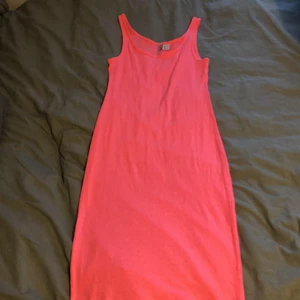 Långkläninng från hm strl S - Klänning från hm i strl S. Lång och tajt i modellen. Skrik rosa färg . Använda ett flertal gånger, jag tycker att denna klänning är super snygg att använda utomlands som en strand klänning som jag gjort. 