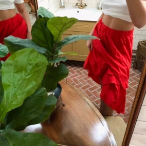 Klarröd sommrig kjol  - En så fin stark smultron färg på kjolen som nästan lyser! En så fin, skön och luftig somrig kjol som jag känner mig dum att sälja då jag älskar denna men måste tyvärr rensa 