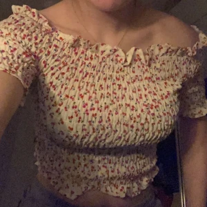 off-shoulder topp - jättesöt topp i storlek S som passar till det mesta. 🥰 frakten ligger på 28kr!