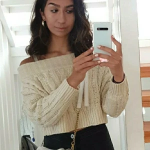 Off shoulder tröja🐚 - Otroligt fin stickad off shoulder som är i färgen "krämvit/off-white". Säljer då den inte passar mig mer (bilden e tagen 1 år sen😅). Storlek S. Använd 2 gånger😊