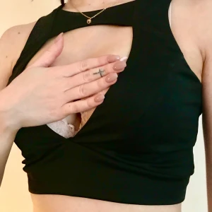 Cut-out topp  - Svart, oanvänd från Nelly. Storlek XS. Frakt inräknad i priset 🖤 sååå fin till höga kostymbyxor 😍