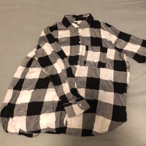 Skjorta från hm strl 42 - Skjorta i strl 42 från hm, köpt för att ha overzise men blev inte riktigt nöjd. använd 1-2ggr så nyskick. Kan strykas om så önskas. 
