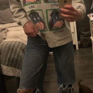 Vintage sweatshirt med tryck. Stolek M men passar alla mellan st xs-l beroende på vilken passform man vill ha.  Skriv privat för fler bilder!!