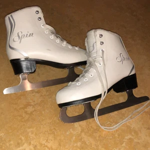 skridskor - Konståkningsskridskor funkar även som vanliga skridskor, bra skick med få repor, storlek 37. Ordinarie pris 450 kr. Säljer pågrund av att dom är för små. Pris kan diskuteras vid snabb affär!