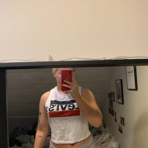 Cropped linne - Croppat linne från Levis, asfett och nyskick. Storlek M, supernajs till sommaren. Frakt tillkommer 