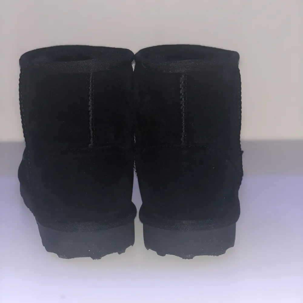 Dessa uggs är från Nelly och är köpta för 349kr. De är jätte sköna och varma! Skorna är aldrig använda och är i nyskick! Säljer då de är för små! (Storlek 37) de är absolut inte äkta! Säljer för 220kr+frakt. Skor.