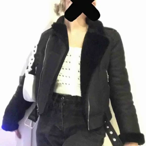  - Höst/vår jacka från zara med många detaljer! Bra skick :) frakt ca 70kr