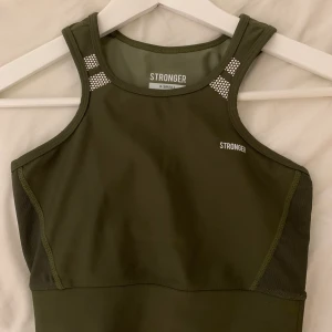 Stronger linne - Grönt stronger topp i storlek x-small. Endast använd en gång. Kan mötas upp i Stockholm annars står köparen för frakt. Köpt för 399kr. 