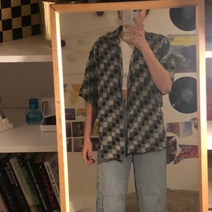 Rutig skjorta - Snygg rutig skjorta. Köpt secondhand men är i jättefint skick. Kortärmad och oversized på mig som vanligtvis är en s/m.